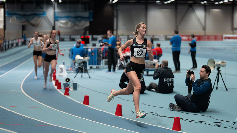 Kristine Lande Dommersnes avgjorde med et par runder igjen, og forsvarte gullet på 3000 meter fra i fjor. (Foto: Samuel Hafsahl)