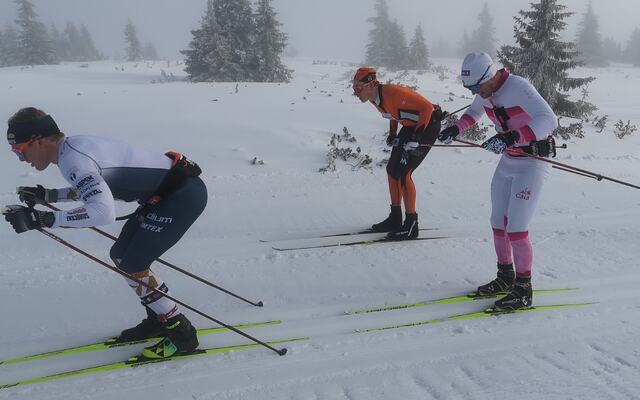 Vinneren Morten Eide Pedersen foran toeren Edvard Hamilton med dagens firer Ole Eirik Fuglehaug Ekrem i det høyre sporet på vei opp mot Hitfjell.