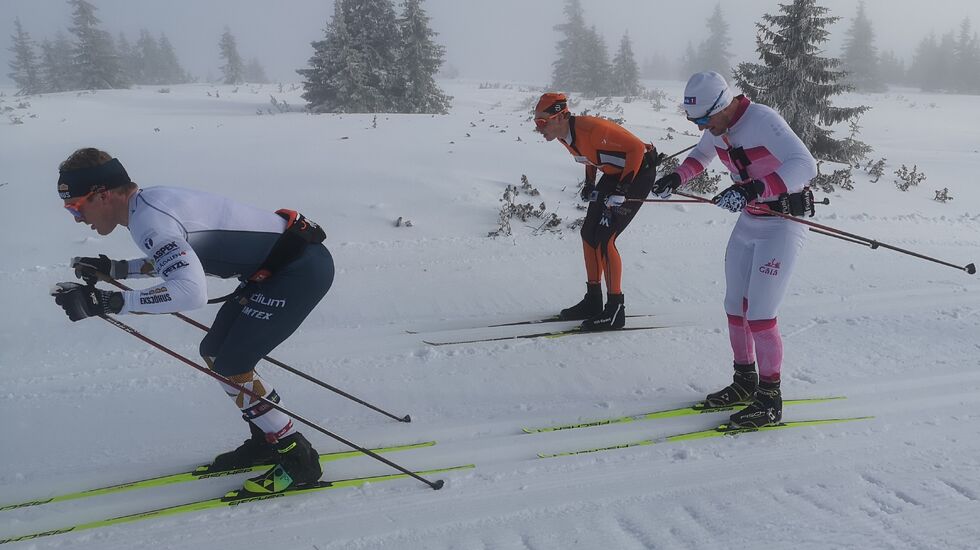 Vinneren Morten Eide Pedersen foran toeren Edvard Hamilton med dagens firer Ole Eirik Fuglehaug Ekrem i det høyre sporet på vei opp mot Hitfjell.
