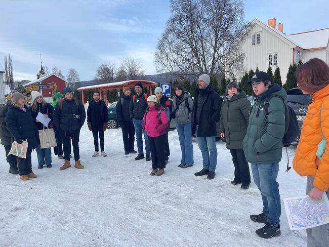 Arkitektstudenter, lærere og kommunalt ansatte på befaring på Orkanger