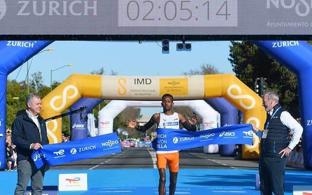 Selemon Barega løp til seier i sin maratondebut i Sevilla. Anchinalu Dessie sørget for dobbelt etiopisk ved å vinne i sin debut i kvoinneklassen. (Foto: arrangøren)