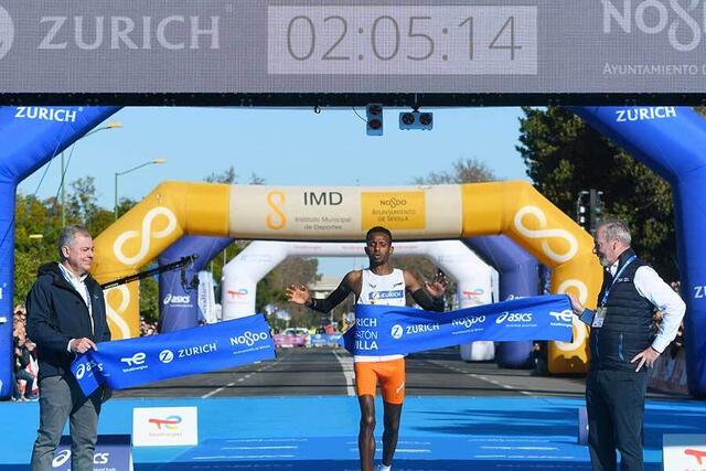 Selemon Barega løp til seier i sin maratondebut i Sevilla. Anchinalu Dessie sørget for dobbelt etiopisk ved å vinne i sin debut i kvoinneklassen. (Foto: arrangøren)