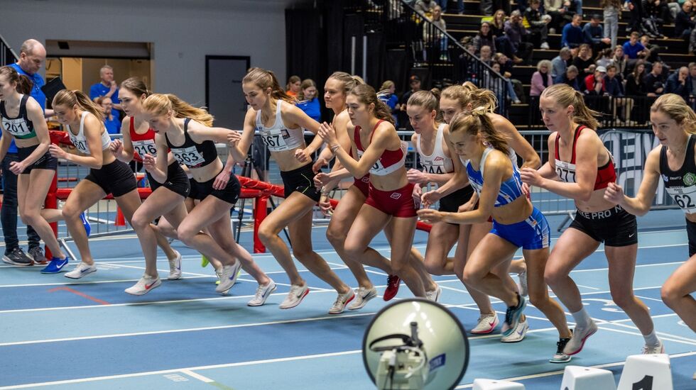 Starten går for kvinnenes 3000 meter. (Foto: Samuel Hafsahl)