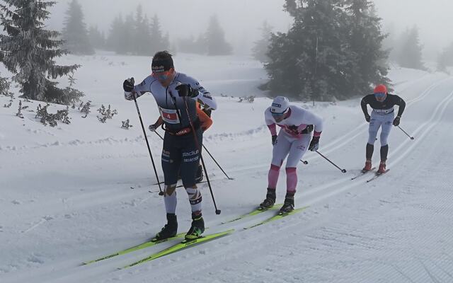 Morten Eide Pedersen i front i tetkvartetten etter 20 km foran Edvard Hamilton, Ole Eirik Fuglehaug Ekrem (skjult) og Amund Vold. (Foto: Rolf Bakken)