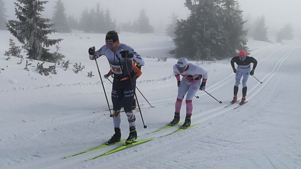 Morten Eide Pedersen i front i tetkvartetten etter 20 km foran Edvard Hamilton, Ole Eirik Fuglehaug Ekrem (skjult) og Amund Vold. (Foto: Rolf Bakken)