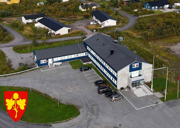 Dronebilde av Nesseby rådhus