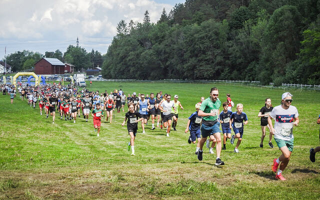 På vei over startsletta og inn i den grønne skogen. (Foto: idrettsbilder.no)