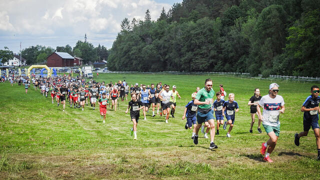 På vei over startsletta og inn i den grønne skogen. (Foto: arrangøren)