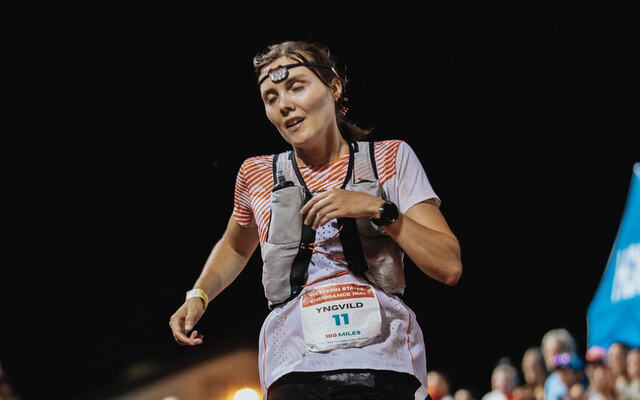 Yngvild Kaspersen er eneste debutant av 10 forhåndsuttatte løpere til VM i ultraløp 2025. Bildet er fra målgang i Western States 100 miles i 2024. (Arrangørfoto)