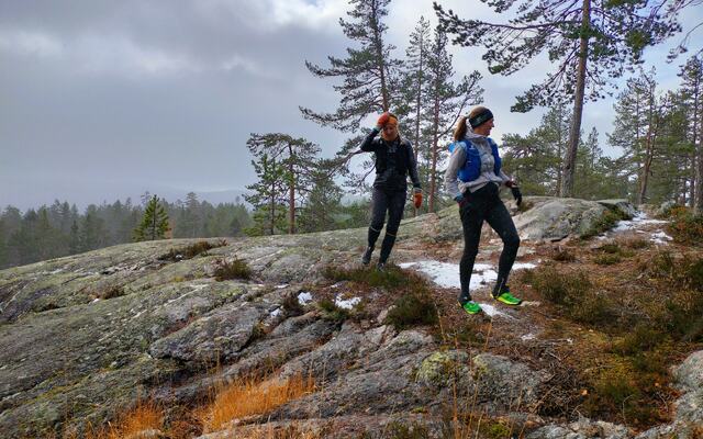 Løpslederne Randi Aalgaard og Charlotte Rübberdt tester et parti i løypa som går fra Moss til Nesodden.