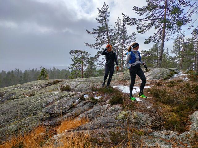 Løpslederne Randi Aalgaard og Charlotte Rübberdt tester et parti i løypa som går fra Moss til Nesodden.