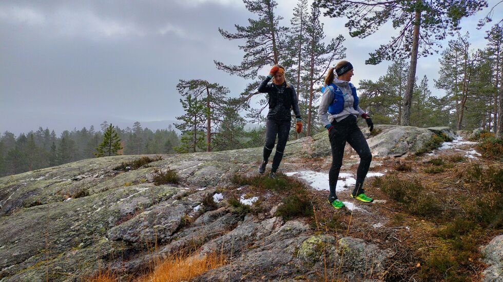 Løpslederne Randi Aalgaard og Charlotte Rübberdt tester et parti i løypa som går fra Moss til Nesodden.
