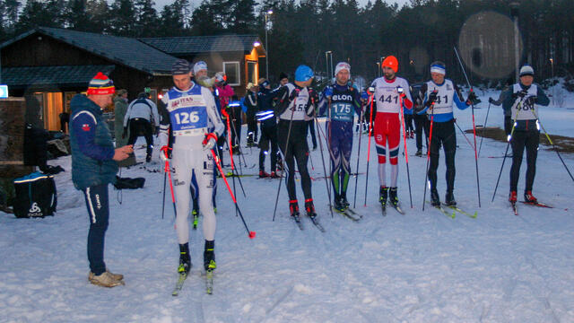 Fra fellesstarten på Sandrip klokken 18.00 på onsdag 26. februar. (Alle foto: Sverre Larsen)