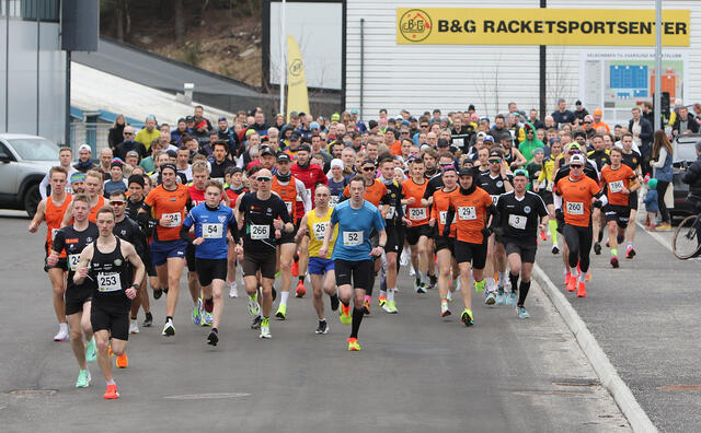Både 10 km og halvmaraton starta samtidig, og her har 10 km-vinner Morten Gjendem (253) tatt teten. (Foto: Einar Søndeland)