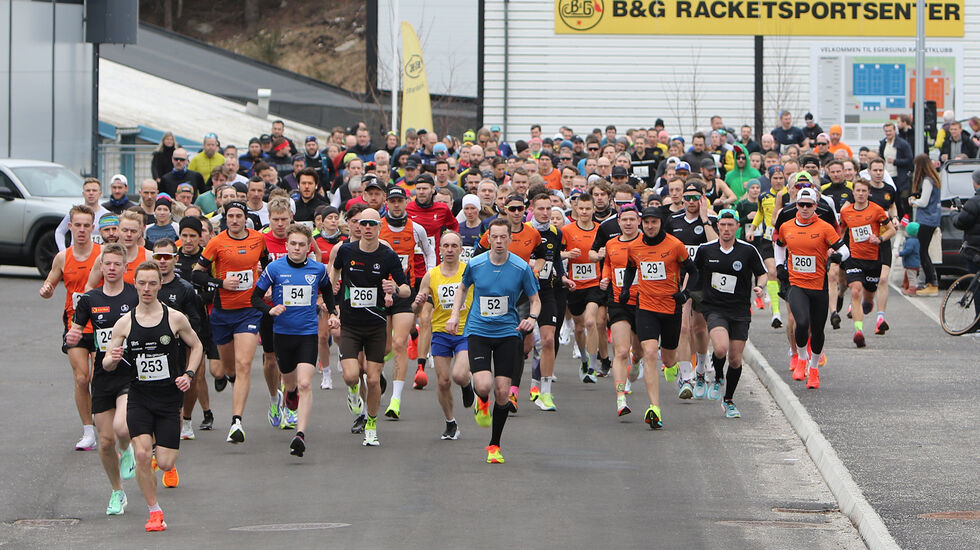 Både 10 km og halvmaraton starta samtidig, og her har 10 km-vinner Morten Gjendem (253) tatt teten. (Foto: Einar Søndeland)