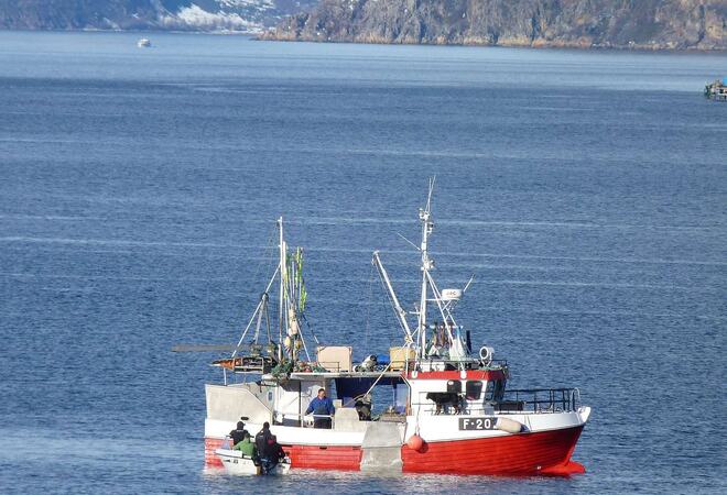 Bilde av en fiskebåt i Kvenvika