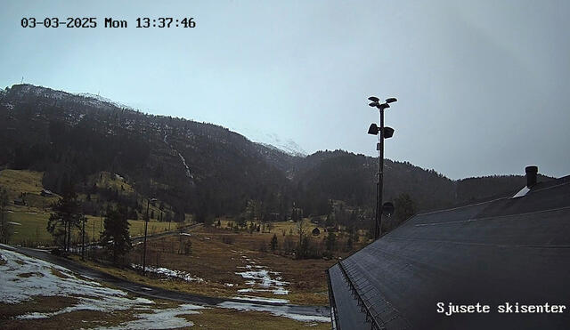 Det er ikkje særleg mykje snø igjen på Sjusete Skisenter i Hardanger. (Foto: webkamera)