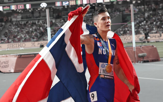 Jakob Ingebrigtsen med norsk flagg. Får vi se det to ganger når EM innendørs arrangeres førstkommende helg. (Foto: Arne Dag Myking)