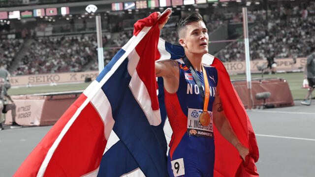 Jakob Ingebrigtsen med norsk flagg. Får vi se det to ganger når EM innendørs arrangeres førstkommende helg. (Foto: Arne Dag Myking)