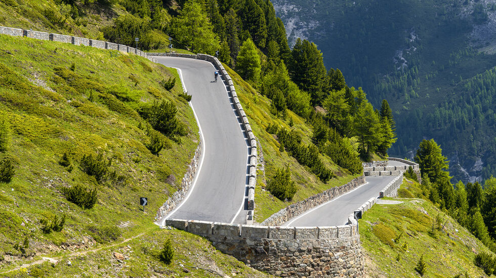 Veien over Stelvio-passet i Italia ble åpnet for 200 år siden. Den slynger seg gjennom det spektakulære italienske alpelandskapet. (Foto: iStock/David Tedman)