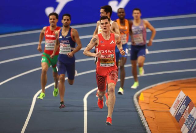 Jakob Ingebrigtsen kontrollerer inn til seier i sitt forsøksheat på 1500 m torsdag kveld. (Foto: Dean Mouhtaropoulos/Getty Images)
