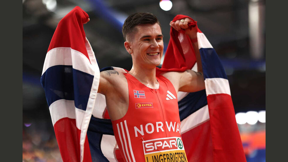 Nok en gang kunne Jakob Ingebrigtsen juble med det norske flagget, denne gang som fersk europamester på 1500 meter innendørs. (Foto: Maja Hitij/Getty)