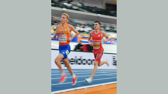 Niels Laros og Jakob Ingebrigtsen la seg bakerst i sitt kvalifiseringsheat til 3000 meter. Begge tok seg til finalen. (Foto: Maja Hitij/Getty)