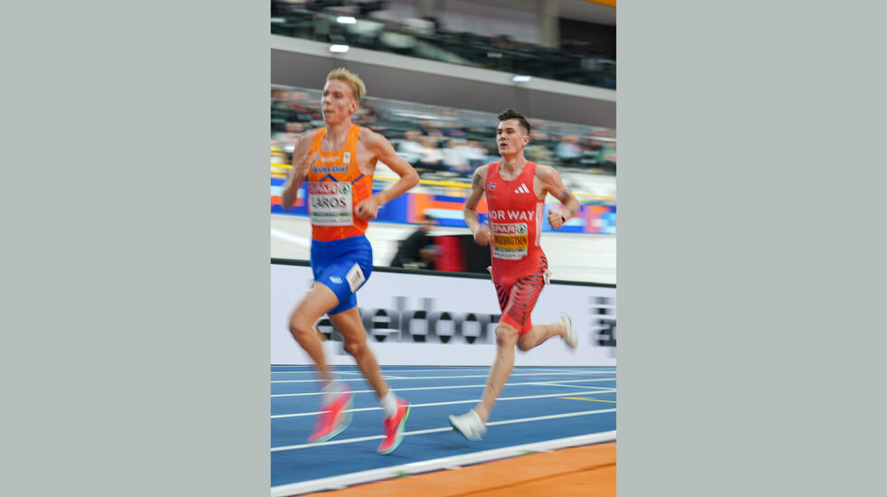Niels Laros og Jakob Ingebrigtsen la seg bakerst i sitt kvalifiseringsheat til 3000 meter. Begge tok seg til finalen. (Foto: Maja Hitij/Getty)