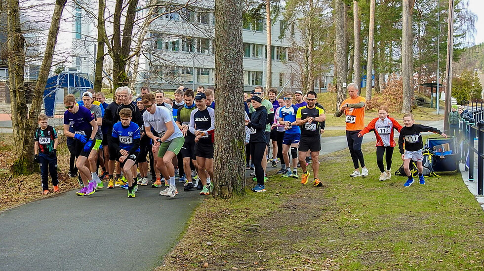 Det strømmet på med løpere og til slutt var man oppe i 70 løpere totalt. (Foto:  Ivar Gogstad)