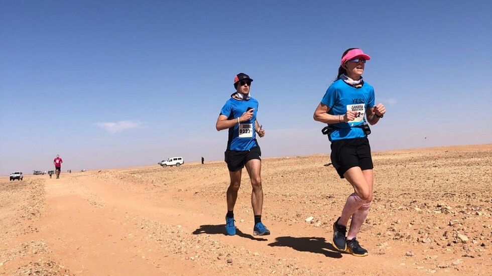 Jorunn Vik Lien (til høyre) på siste del av sin halvmaraton. (Foto: Jon Håvard Lien)