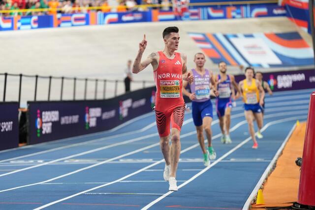 Jakob Ingebrigtsen over mål som dobbeltvinner i nok et innendørs-EM i nederlandske Apeldoorn søndag ettermiddag. (Foto: Euopean Athletics)