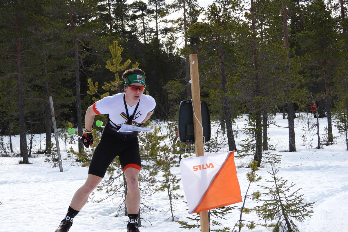 En sommerkledd Ole Gunnar Kleppa Madslien i mål på ski-o sprinten lørdag