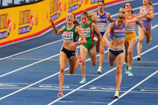 Sarah Healy vinner EM-gullet på 3000 meter foran Melissa Courtney-Bryant med Salomé Afonso på bronseplass. (Foto: Maja Hitij/Getty Images for European Athletic)
