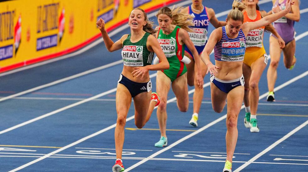 Sarah Healy vinner EM-gullet på 3000 meter foran Melissa Courtney-Bryant med Salomé Afonso på bronseplass. (Foto: Maja Hitij/Getty Images for European Athletic)