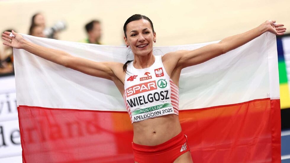 Anna Wielgosz kunne posere med det polske flagget i Apeldoorn søndag. (Foto: Maja Hitij/Getty Images for European Athletics)