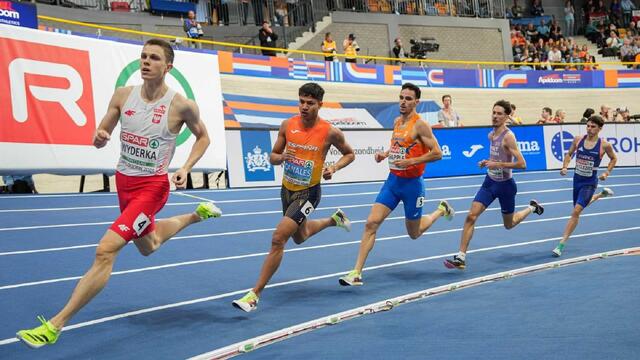 Samuel Chapple (midt i bildet) i aksjon i lørdagens forsøk på 800 meter der han gikk videre på tid. (Foto: Chiara Montesano/Getty Images for European Athletics)