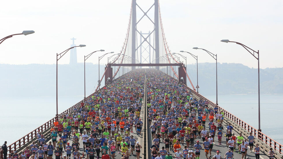 Lisboa halvmaraton er populært blant mange, også norske løpere. De 17500 løperne startet midt utpå en bro. (Foto: arrangøren)