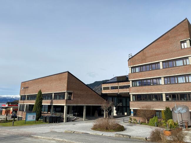 Fylkeshuset. (Foto: Mariann Skau) Murbygning.