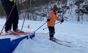 Hopper på ski - står på hoppkanten