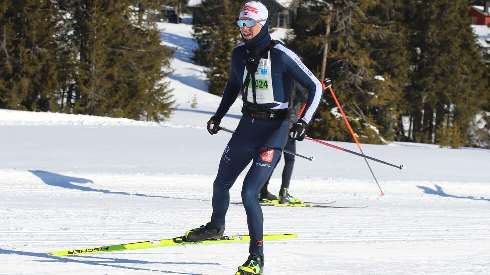 Håvard Moseby passerer solfylte Sjusjøen i ensom majestet fredag formiddag. (Foto: Rolf Bakken) 