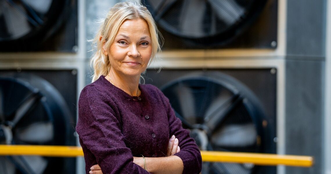 Camilla Lynne Bakkeng, forklarer at et høyt alkoholkonsum kan ha mange ulike individuelle konsekvenser både fysisk og psykisk, men som konsekvens for arbeidsplassen kan det handle om økt sykefravær, svekkede arbeidsprestasjoner, tap av tillit og relasjoner, feil, uhell og skader som igjen kan få store konsekvenser. (Foto: Vilde Fagerland)
