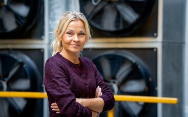 Camilla Lynne Bakkeng, forklarer at et høyt alkoholkonsum kan ha mange ulike individuelle konsekvenser både fysisk og psykisk, men som konsekvens for arbeidsplassen kan det handle om økt sykefravær, svekkede arbeidsprestasjoner, tap av tillit og relasjoner, feil, uhell og skader som igjen kan få store konsekvenser. (Foto: Vilde Fagerland)