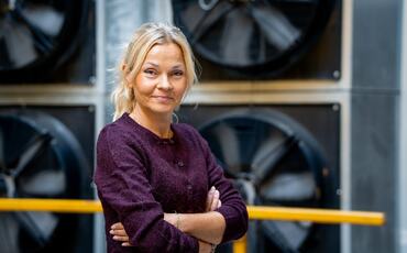 Camilla Lynne Bakkeng, forklarer at et høyt alkoholkonsum kan ha mange ulike individuelle konsekvenser både fysisk og psykisk, men som konsekvens for arbeidsplassen kan det handle om økt sykefravær, svekkede arbeidsprestasjoner, tap av tillit og relasjoner, feil, uhell og skader som igjen kan få store konsekvenser. (Foto: Vilde Fagerland)