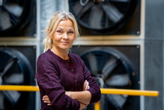 Camilla Lynne Bakkeng, forklarer at et høyt alkoholkonsum kan ha mange ulike individuelle konsekvenser både fysisk og psykisk, men som konsekvens for arbeidsplassen kan det handle om økt sykefravær, svekkede arbeidsprestasjoner, tap av tillit og relasjoner, feil, uhell og skader som igjen kan få store konsekvenser. (Foto: Vilde Fagerland)