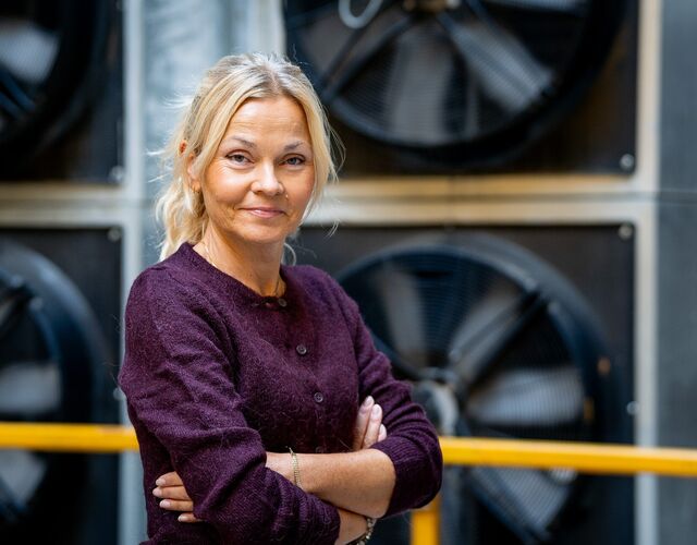 Camilla Lynne Bakkeng, forklarer at et høyt alkoholkonsum kan ha mange ulike individuelle konsekvenser både fysisk og psykisk, men som konsekvens for arbeidsplassen kan det handle om økt sykefravær, svekkede arbeidsprestasjoner, tap av tillit og relasjoner, feil, uhell og skader som igjen kan få store konsekvenser. (Foto: Vilde Fagerland)