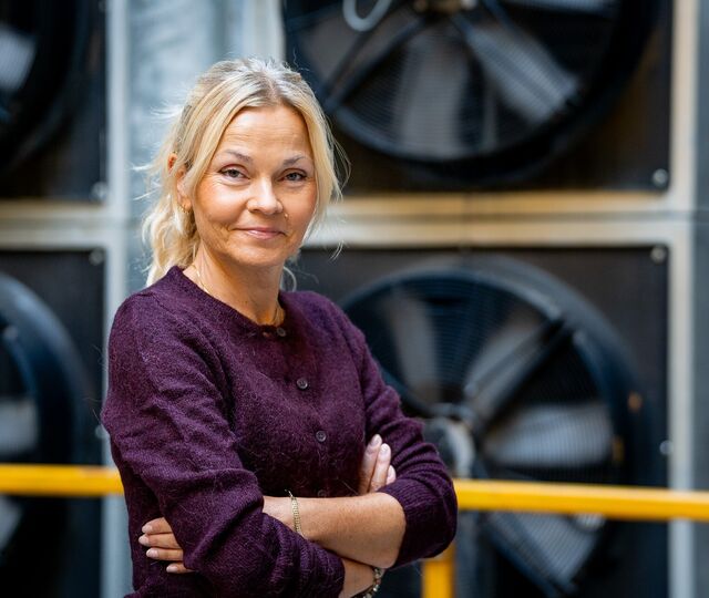 Camilla Lynne Bakkeng, forklarer at et høyt alkoholkonsum kan ha mange ulike individuelle konsekvenser både fysisk og psykisk, men som konsekvens for arbeidsplassen kan det handle om økt sykefravær, svekkede arbeidsprestasjoner, tap av tillit og relasjoner, feil, uhell og skader som igjen kan få store konsekvenser. (Foto: Vilde Fagerland)
