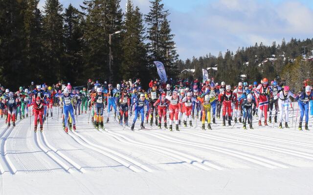 Fra den første av hele ti fellesstarter på Sjusjøen langrennsarena med vel 100 løpere i guttenes 16-årsklasse. (Foto: Rolf Bakken)