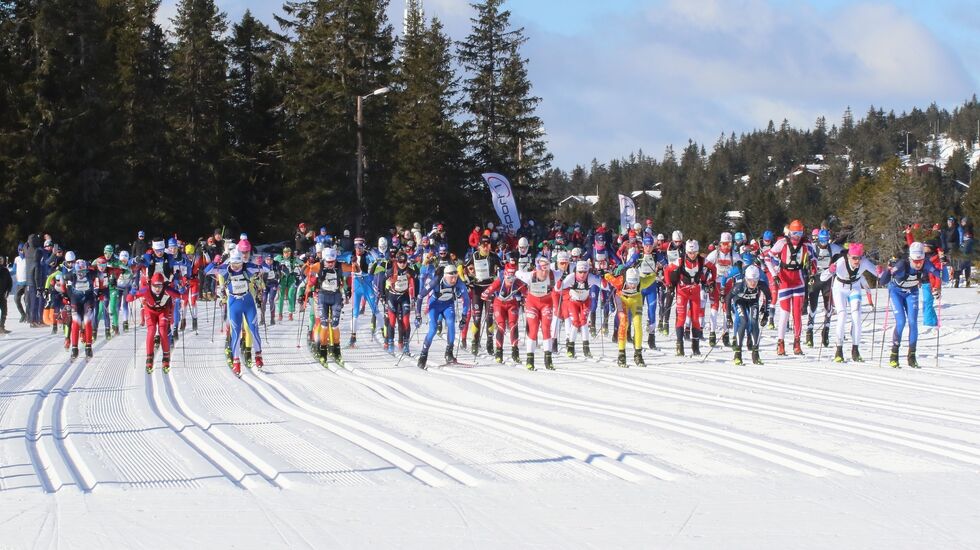 Fra den første av hele ti fellesstarter på Sjusjøen langrennsarena med vel 100 løpere i guttenes 16-årsklasse. (Foto: Rolf Bakken)