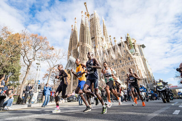Teten passerer den berømte kirken La Sagrada Familia i en tidligere utgave av Barcelona Marathon. (Foto: arrangøren) Teten passerer den berømte kirken La Sagrada Familia i en tidligere utgave av Barcelona Marathon. (Foto: arrangøren)