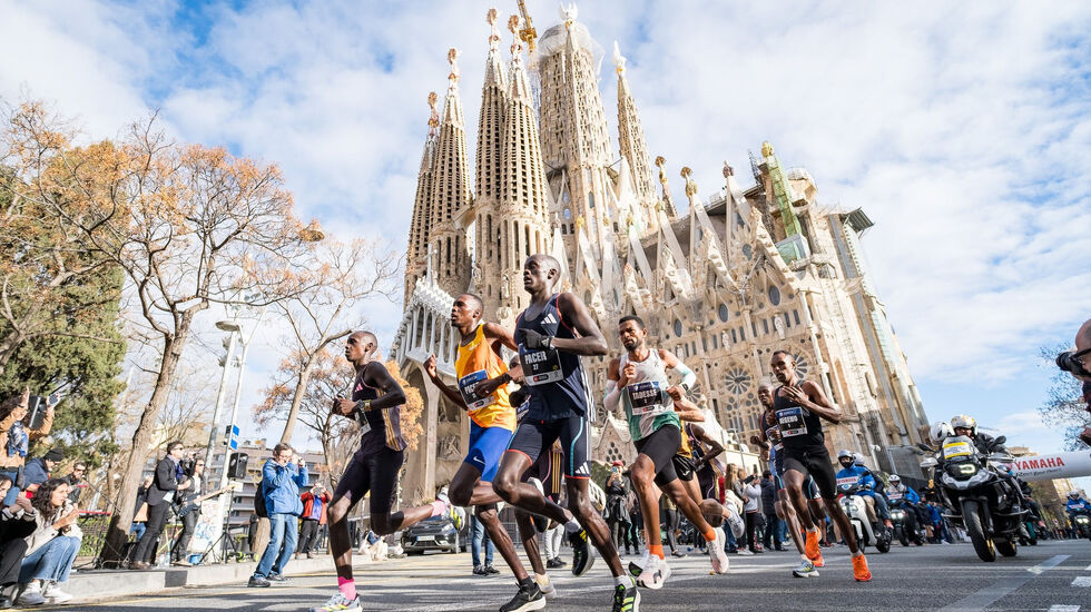 Teten passerer den berømte kirken La Sagrada Familia i en tidligere utgave av Barcelona Marathon. (Foto: arrangøren)